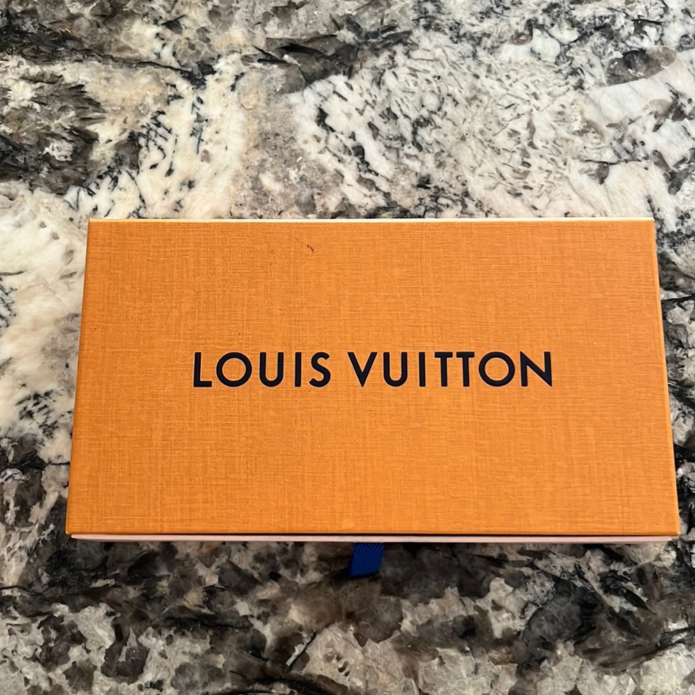 Louis Vuitton pull out box w/ cloth insert